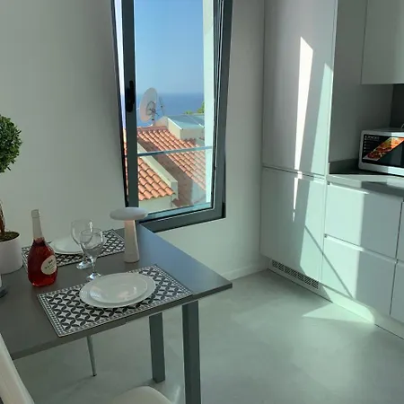 ゲストハウス Helena Amber カニコ