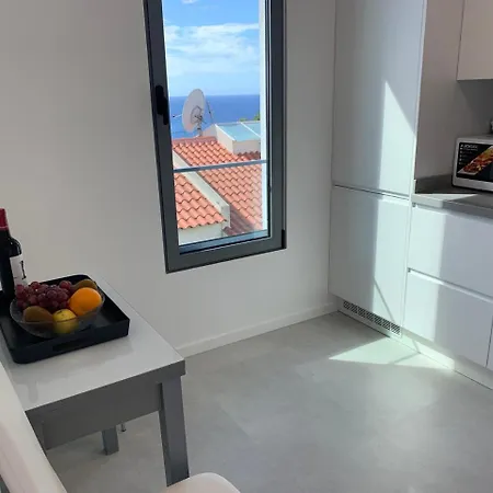 Helena Amber קאניקו